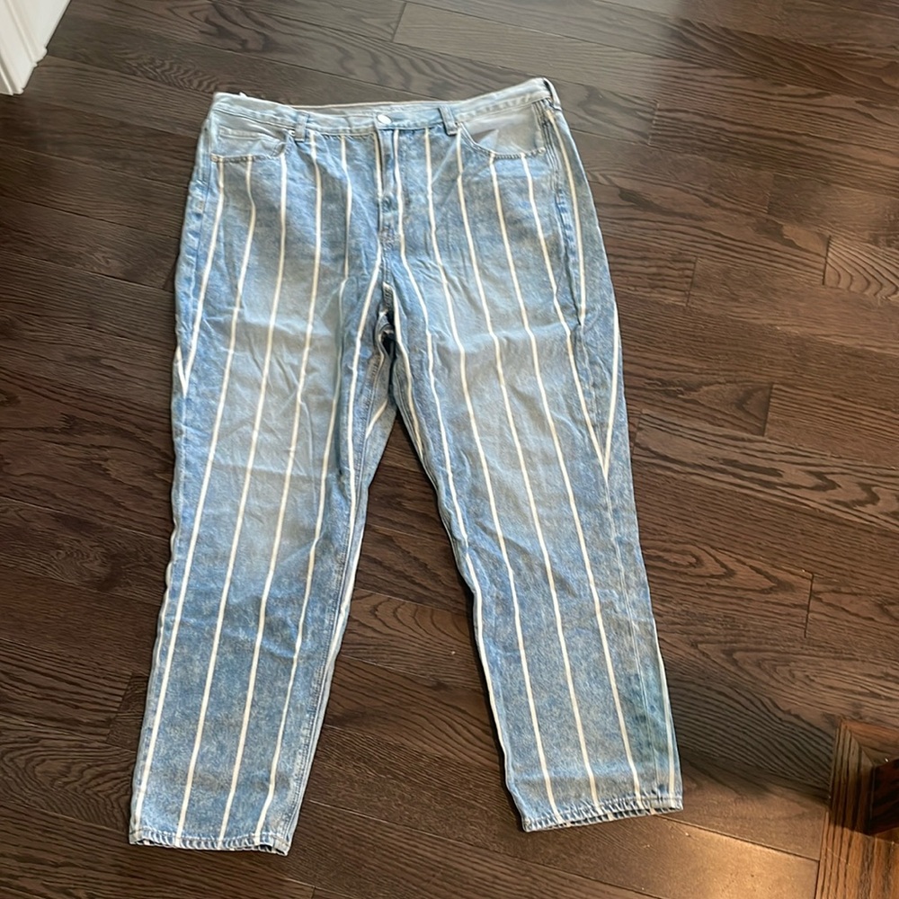 AMERICAN EAGLE MOM JEAN —washed never worn no tags